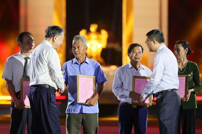 Tổng Bí thư, Chủ tịch nước Tô Lâm, Thủ tướng Chính phủ Lê Minh Hưng chia sẻ, động viên thân nhân các liệt sĩ. Ảnh: VGP