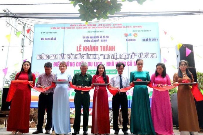Các đại biểu thực hiện nghi thức cắt băng khánh thành Không gian Văn hóa Hồ Chí Minh, Thư viện điện tử và Điểm dừng chân du lịch tại Nhà hàng Củ Mì.