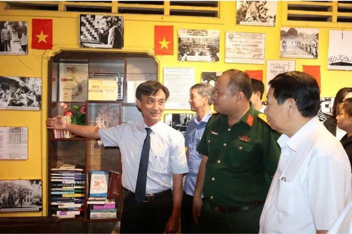 Ông Trần Quang Thái giới thiệu Không gian Văn hóa Hồ Chí Minh và Thư viện điện tử với các đại biểu tham dự buổi lễ.