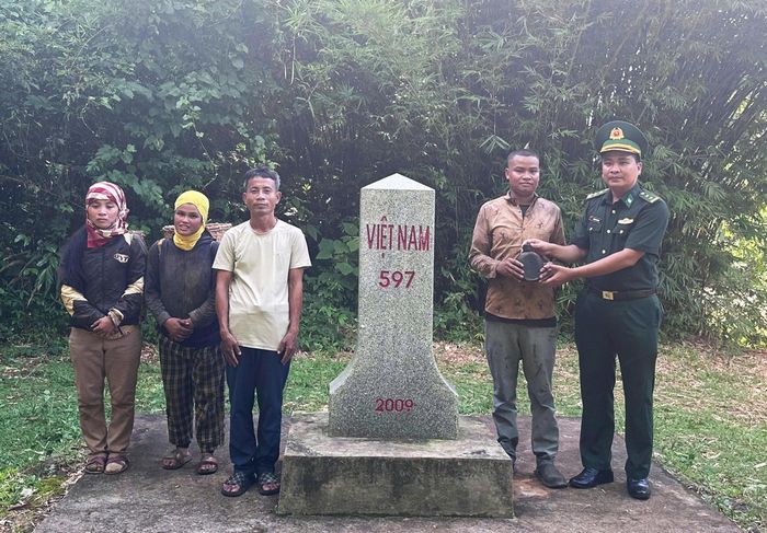 Người dân cung cấp thông tin về vị trí nghi có mộ liệt sĩ bộ đội. Ảnh: Đồn Biên phòng Hướng Phùng cung cấp.