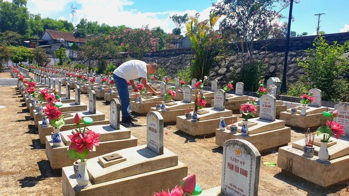 Nghĩa trang liệt sĩ Quốc tế Việt - Lào tiếp nhận và chăm sóc gần 11.000 hài cốt các liệt sĩ hy sinh trên chiến trường nước bạn Lào. Trong đó có khoảng 6.900 phần mộ chưa rõ tên, quê quán và 570 mộ có tên, nhưng chưa xác định được quê quán. Ảnh: Nguyễn Diệu