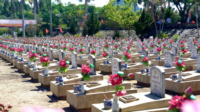 Đây cũng là nghĩa trang duy nhất của Việt Nam mang tên hai quốc gia Việt Nam - Lào. Ảnh: Nguyễn Diệu