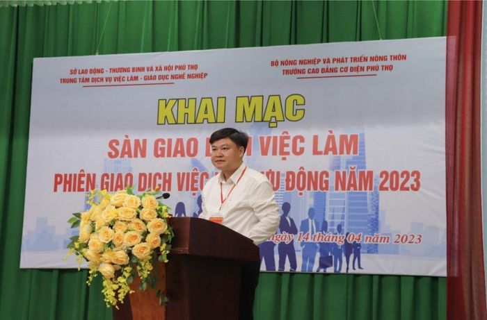 Trường Cao đẳng Cơ điện và Nông lâm Phú Thọ thường xuyên phối hợp với Trung tâm Dịch vụ việc làm tỉnh Phú Thọ tổ chức các sàn giao dịch việc làm, tạo cầu nối giữa người học và doanh nghiệp