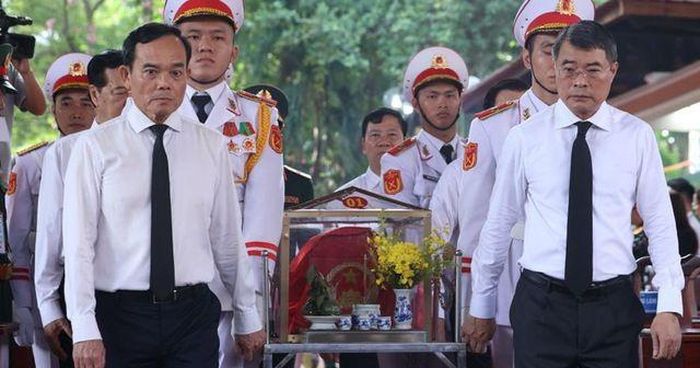 Thủ tướng Chính phủ cùng các đại biểu thực hiện nghi thức quy tập, di chuyển hài cốt liệt sĩ vào nhà quàn - Ảnh: VGP/Nhật Bắc