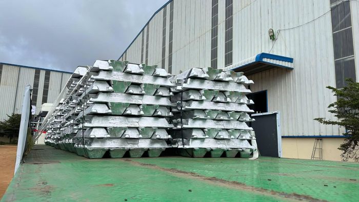  Cận cảnh hình ảnh thỏi nhôm Việt Nam đầu tiên sản xuất tại Công ty TNHH Luyện kim Trần Hồng Quân. 
