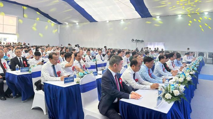  Toàn cảnh buổi lễ. 