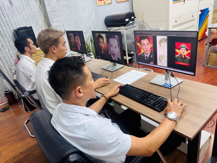 Nhóm phục dựng ảnh Teamlee tiếp nhận các bức ảnh liệt sĩ bị mờ, nhòe, rách, ố màu, mất nét hoặc hư hỏng do thời gian để thực hiện phục dựng, số hóa và lưu giữ lâu dài. Ảnh: Bộ Tư lệnh thành phố Hồ Chí Minh