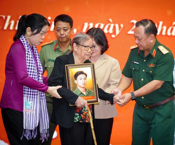Di ảnh liệt sĩ đã được phục dựng, in và đóng khung trao tặng thân nhân các gia đình liệt sĩ nhân dịp kỷ niệm 79 năm Ngày Thương binh - Liệt sĩ. Ảnh: Hoa Lê