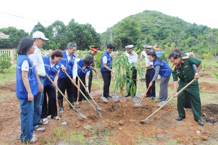 Đoàn công tác TP. Hồ Chí Minh trồng cây lưu niệm tại Trạm Ra đa 590