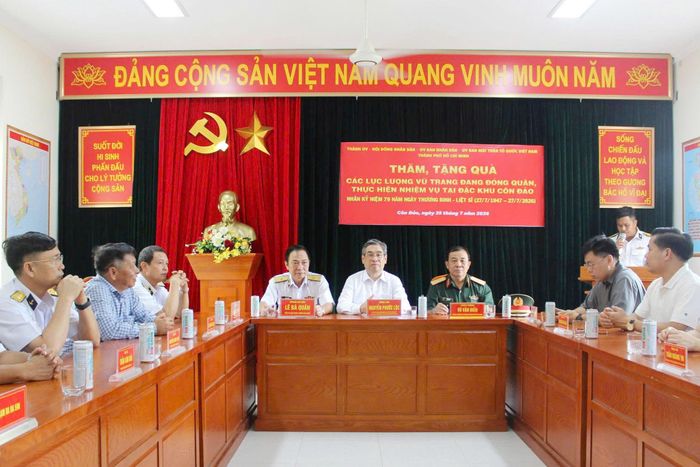 Đoàn công tác TP. Hồ Chí Minh thăm, động viên, tặng quà cán bộ, chiến sĩ Trạm Ra đa 590 tại Đặc khu Côn Đảo