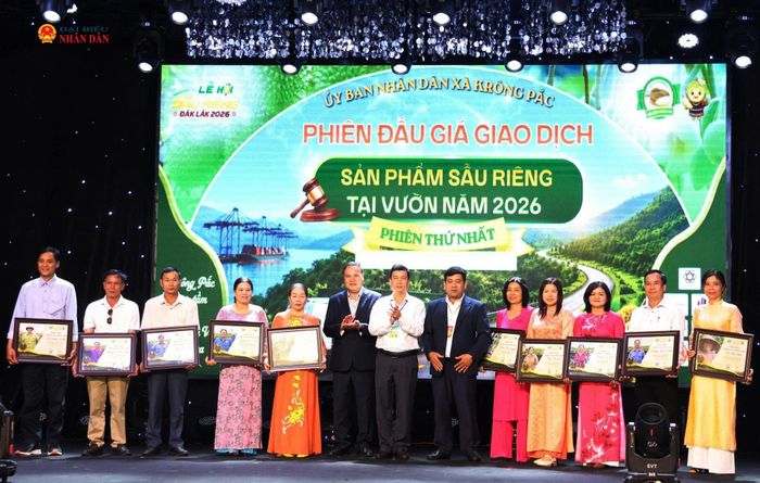 10 hộ dân được trao danh hiệu "Nông dân trồng sầu riêng giỏi" tại Lễ hội Sầu riêng Đắk Lắk năm 2026
