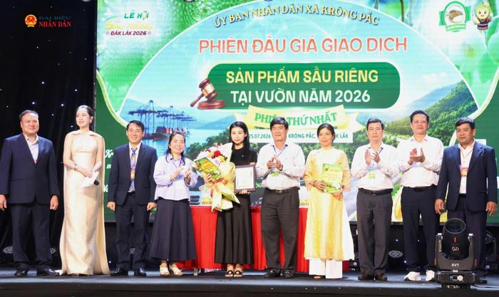 Lãnh đạo tỉnh Đắk Lắk chúc mừng Công ty TNHH Xuất nhập khẩu Nguyên Thuận trúng đấu giá lô sầu riêng số 01