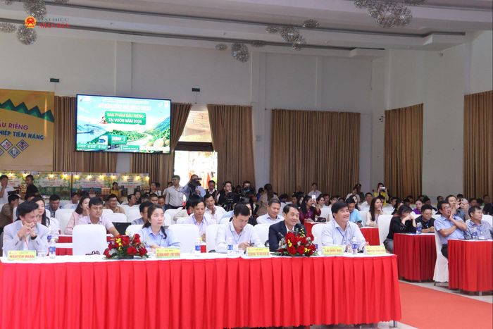Các đại biểu tham dự Phiên đấu giá giao dịch sầu riêng tại vườn lần thứ nhất trong khuôn khổ Lễ hội Sầu riêng Đắk Lắk năm 2026
