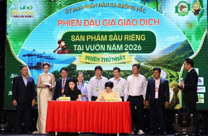 Đại diện doanh nghiệp và các hộ dân ký kết hợp đồng mua bán dưới sự chứng kiến của lãnh đạo UBND tỉnh Đắk Lắk