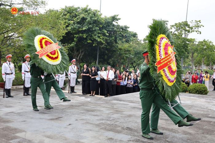 Đoàn đại biểu dâng hương, đặt vòng hoa viếng các Anh hùng liệt sĩ tại Nghĩa trang liệt sĩ Hậu Giang
