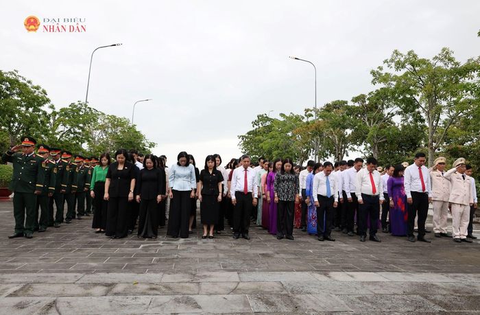Các đại biểu dành phút mặc niệm tưởng nhớ công ơn và sự hy sinh của các Anh hùng liệt sĩ