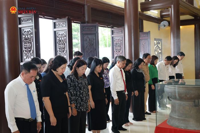 Đoàn đại biểu thắp hương tại Khu di tích lịch sử - văn hóa Trận chiến pháo binh Vịnh Chèo năm 1974, xã Vĩnh Viễn