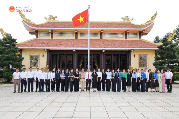Các đại biểu chụp ảnh tại Khu di tích lịch sử - văn hóa Trận chiến pháo binh Vịnh Chèo năm 1974, xã Vĩnh Viễn