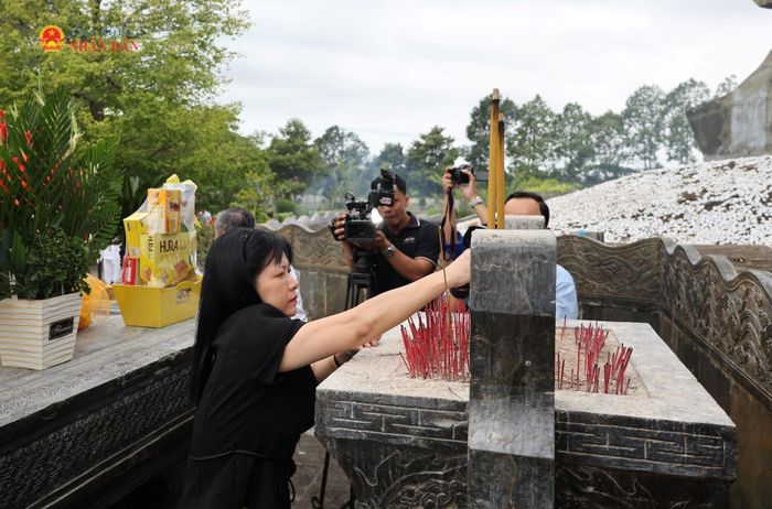 Phó Chủ nhiệm Thường trực Ủy ban Công tác đại biểu, Phó Chủ tịch Nhóm nữ ĐBQH Việt Nam Tạ Thị Yên dâng hương tại Nghĩa trang liệt sĩ Hậu Giang