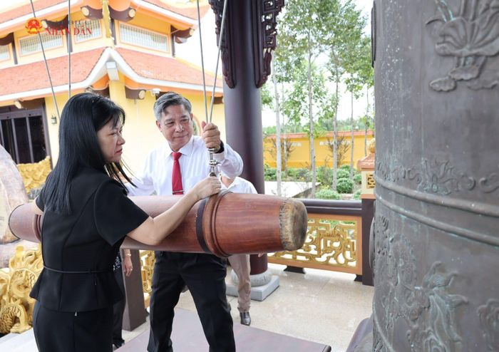 Phó Bí thư Thường trực Thành ủy, Chủ tịch HĐND TP. Cần Thơ Đồng Văn Thanh và Phó Chủ nhiệm Thường trực Ủy ban Công tác đại biểu Tạ Thị Yên gióng trống tại Khu di tích lịch sử - văn hóa Trận chiến pháo binh Vịnh Chèo năm 1974, xã Vĩnh Viễn