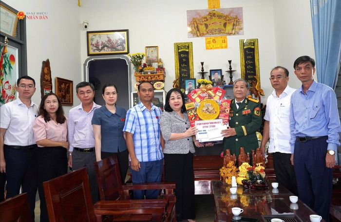 Chủ tịch HĐND tỉnh Cao Thị Hòa An cùng đoàn công tác tặng quà Anh hùng Lực lượng vũ trang nhân dân Phạm Huy Nghệ. Ảnh:L.A