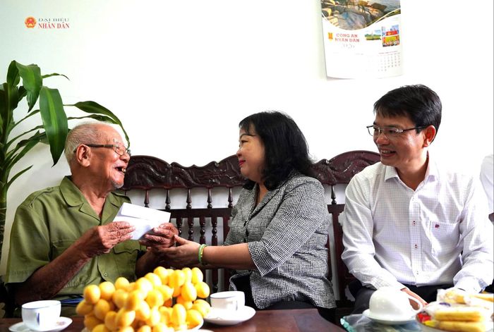 Chủ tịch HĐND tỉnh Cao Thị Hòa An thăm hỏi, tặng quà thương bệnh binh Trần Văn Lạng. Ảnh:L.A