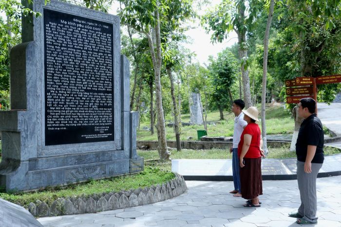 Du khách xúc động trước bức thư gửi mẹ của nữ Thanh niên xung phong Võ Thị Tần trước ngày hy sinh