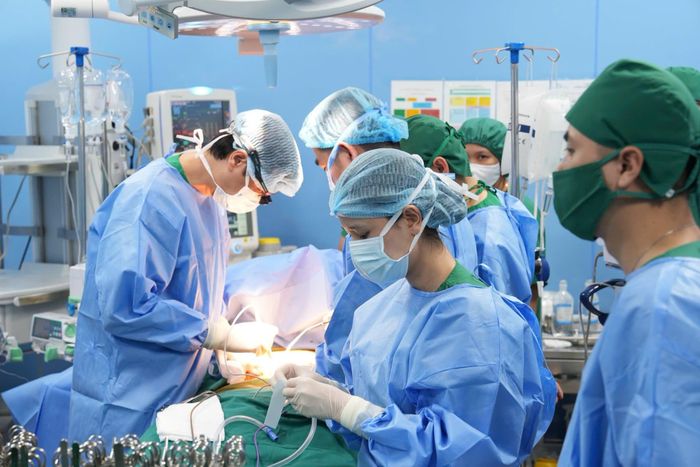 Ê-kíp chuyên môn thực hiện lấy tạng từ người hiến chết não. Ảnh: BVCC