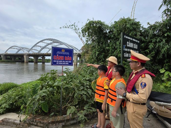 Đội Cảnh sát đường thủy số 2 cắm biển cảnh báo trên sông Đuống, tháng 6/2026.