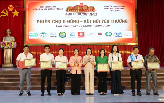 Phó Chủ tịch Quốc hội Nguyễn Thị Thanh và lãnh đạo UBND TP. Cần Thơ tặng bằng khen của Chủ tịch UBND TP. Cần Thơ cho các đơn vị tài trợ