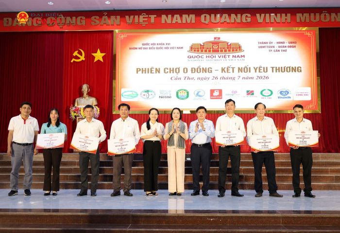 Phó Chủ tịch Quốc hội Nguyễn Thị Thanh và nhà tài trợ trao nhà Đại đoàn kết cho các địa phương
