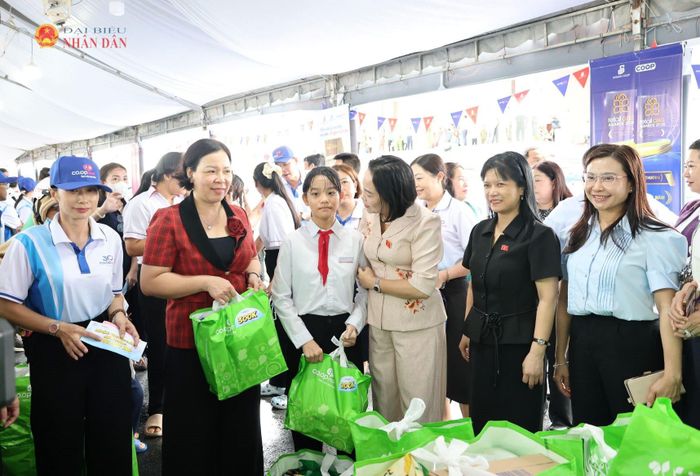 Phó Chủ tịch Quốc hội Nguyễn Thị Thanh tham quan các gian hàng tại Phiên chợ 0 đồng