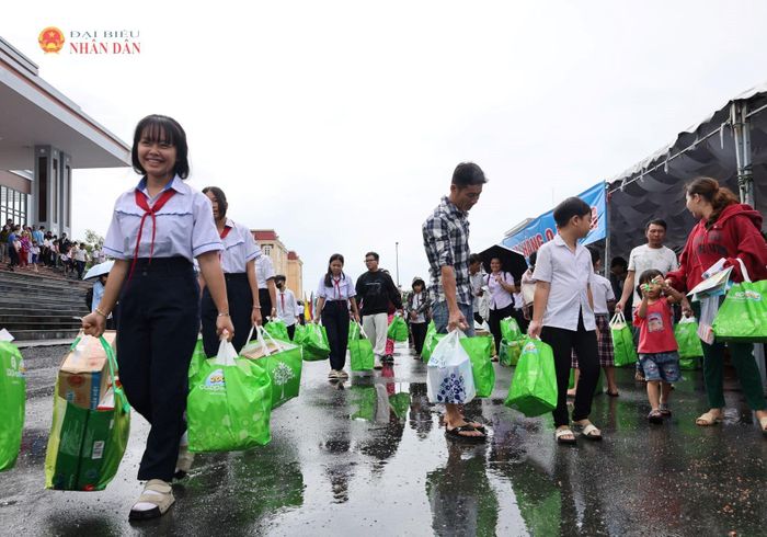 Niềm vui của các học sinh và người dân khi đi chợ 0 đồng