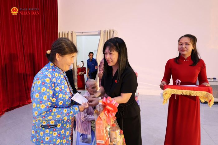Phó Chủ nhiệm Thường trực Ủy ban Công tác đại biểu, Phó Chủ tịch kiêm Thư ký Nhóm Nữ ĐBQH Việt Nam Tạ Thị Yên tặng quà các gia đình chính sách