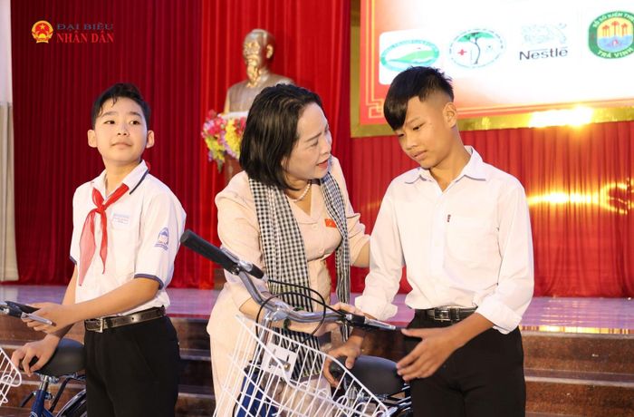 Phó Chủ tịch Quốc hội Nguyễn Thị Thanh trao tặng xe đạp cho các em học sinh khó khăn