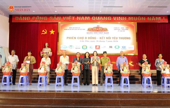 Phó Chủ tịch Quốc hội Nguyễn Thị Thanh và lãnh đạo HĐND TP. Cần Thơ tặng quà các gia đình chính sách