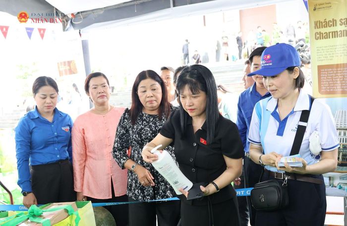 Các đại biểu tham quan và kiểm tra sản phẩm tại các gian hàng