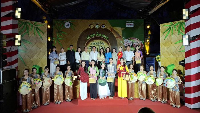 Chương trình “Hương sắc Tây Đô 2026” tại Bến Ninh Kiều tạo điểm nhấn, thu hút khách tham quan. Ảnh: Vũ Châu