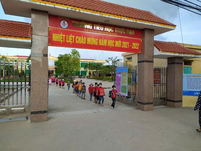 Trường Tiểu học Trực Đạo, xã Cát Thành đạt Chuẩn quốc gia Mức độ 2 và nhiều năm được công nhận “Tập thể xuất sắc” cũng thuộc diện sắp xếp hình thành một cấp học quy mô lớn có nhiều điểm trường