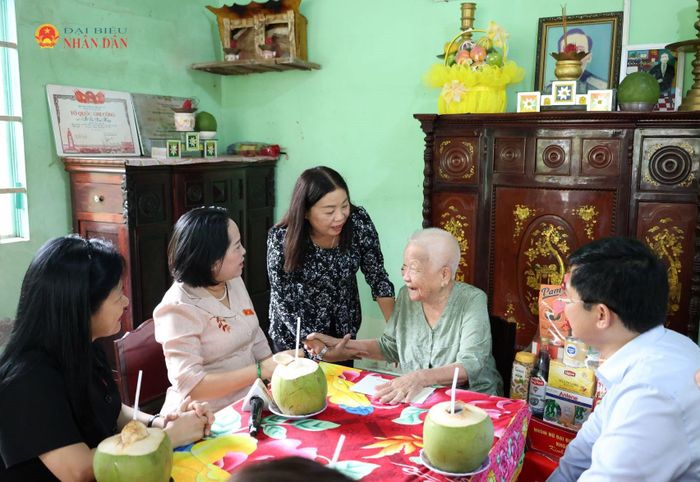 Phó Chủ tịch Quốc hội Nguyễn Thị Thanh cùng lãnh đạo Thành ủy và HĐND TP. Cần Thơ thăm hỏi Mẹ Việt Nam Anh hùng Nguyễn Thị Tươi