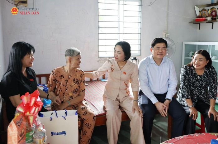 Phó Chủ tịch Quốc hội Nguyễn Thị Thanh và lãnh đạo Thành ủy Cần Thơ tặng quà thương binh Nguyễn Thị Điệp