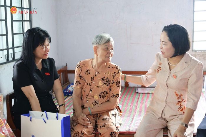 Phó Chủ tịch Quốc hội Nguyễn Thị Thanh đến thăm và tặng quà thương binh Nguyễn Thị Điệp