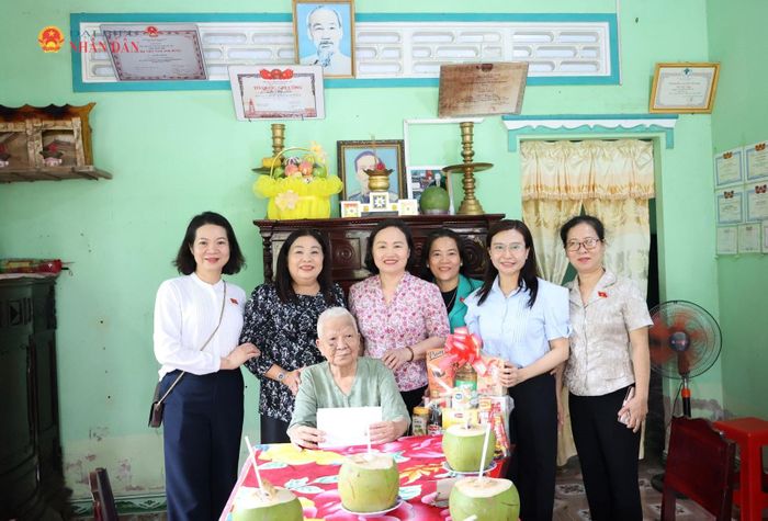Các đại biểu trong Nhóm Nữ ĐBQH Việt Nam chụp ảnh lưu niệm với Mẹ Việt Nam Anh hùng Nguyễn Thị Tươi