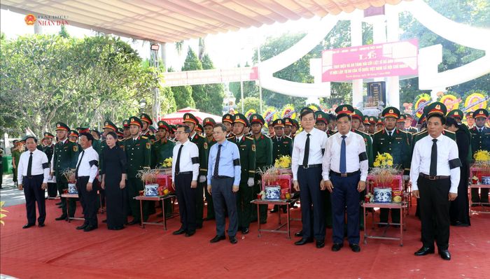 Các đại biểu thực hiện nghi lễ đưa hài cốt các Anh hùng liệt sĩ về nơi an nghỉ tại Nghĩa trang Liệt sĩ Quốc gia Vị Xuyên