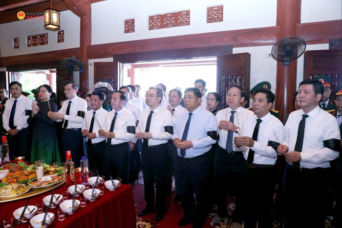 Các đại biểu dâng hương tưởng niệm các Anh hùng liệt sĩ