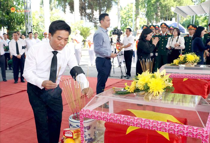 Phó Chủ tịch Quốc hội, Thượng tướng Nguyễn Doãn Anh thắp hương tri ân các Anh hùng liệt sĩ