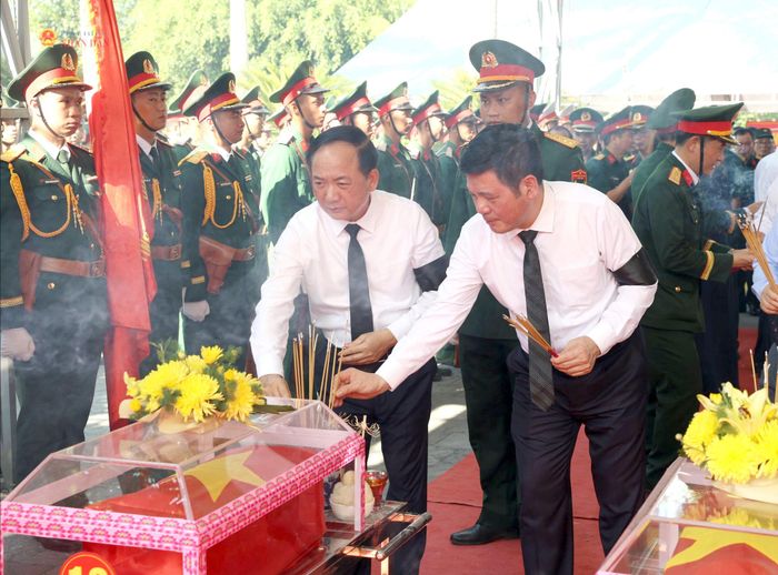 Trưởng ban Tuyên giáo và Dân vận Trung ương Trịnh Văn Quyết và Phó Chủ tịch Quốc hội Nguyễn Hồng Diên thắp hương tri ân các Anh hùng liệt sĩ