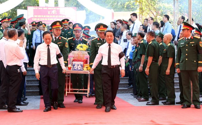 Trưởng ban Tuyên giáo và Dân vận Trung ương Trịnh Văn Quyết và Bí thư Tỉnh ủy Tuyên Quang Hầu A Lềnh đưa hài cốt các Anh hùng liệt sĩ về nơi an nghỉ tại Nghĩa trang Liệt sĩ Quốc gia Vị Xuyên
