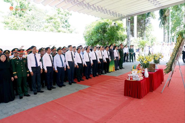 Các đại biểu dâng hương, dâng hoa bày tỏ lòng tri ân sâu sắc trước anh linh các Anh hùng liệt sĩ