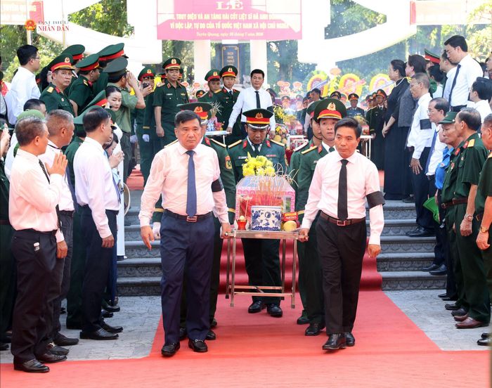 Phó Chủ tịch Quốc hội, Thượng tướng Nguyễn Doãn Anh (áo trắng, bên phải) đưa hài cốt các anh hùng liệt sĩ về nơi an nghỉ tại Nghĩa trang Liệt sĩ Quốc gia Vị Xuyên